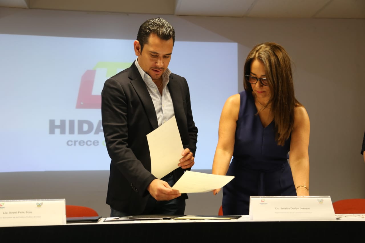 Jessica Devlyn Joannis, representante de la Fundación; e Israel Félix Soto, ejecutivo de la Política Pública en Hidalgo. (Jorge Sánchez)