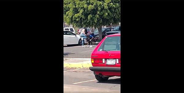 La joven fue captada mientras jalaba del pelo y daba rodillazos a su compañero. (Captura de video)