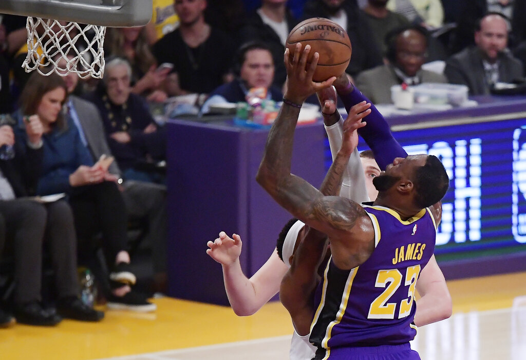 LeBron James superó a Michael Jordan en puntos (AP)