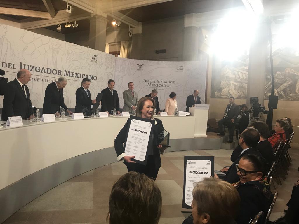 La magistrada recibió el reconocimiento de manos de Arturo Zaldívar.