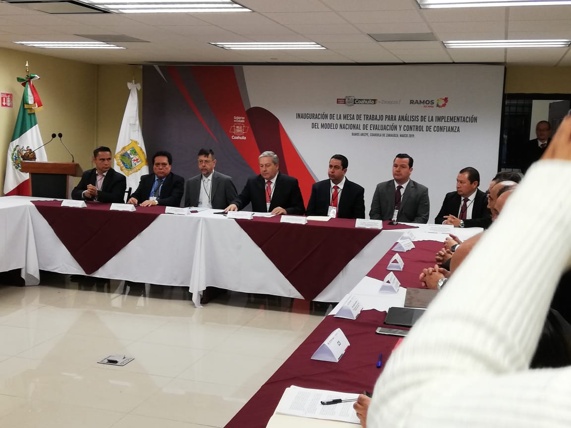 Mesa de trabajo para la implementación del modelo nacional de evaluación y control de confianza. (Ana Ponce)