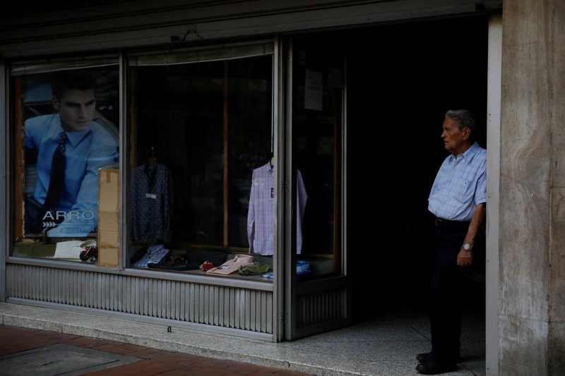 Miles de comercios en Caracas paralizaron sus actividades por la falta de energía. (Reuters)