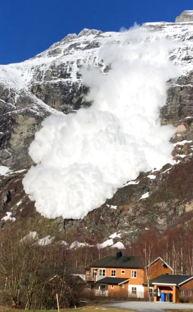 Noruega. Una avalancha fue grabada en Sundal, al oeste del país, en que no se tuvo reporte de lesionados (AP)
