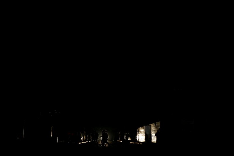 En Venezuela son frecuentes las fallas del servicio eléctrico, que controla el Estado a través de Corpoelec. (Reuters)