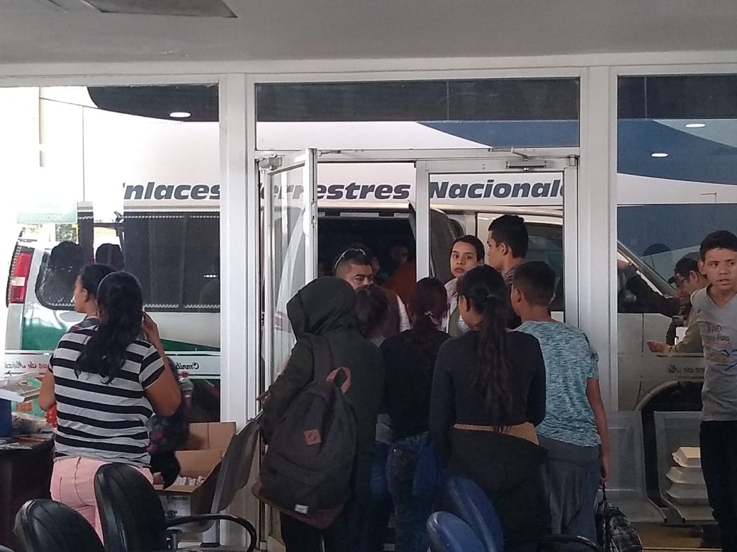 Detención de migrantes en Ciudad Victoria por policías federal y personal del INM.