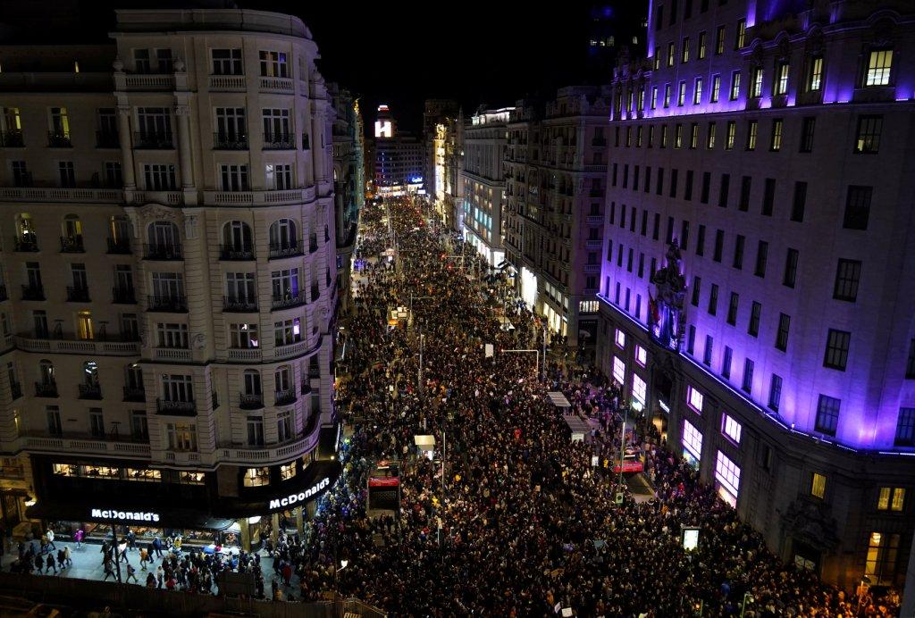 España. Frente a la Puerta del Sol de Madrid más de 350 mil mujeres participaron en la huelga feminista, además de marchas en todo el país (Reuters)