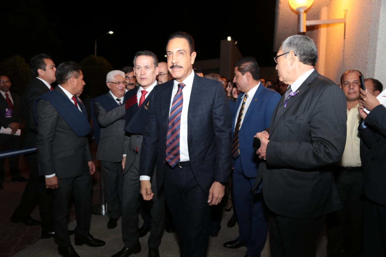 El gobernador Omar Fayad y el rector de la UAEH, Adolfo Pontigo Loyola. (Maribel Calderón)