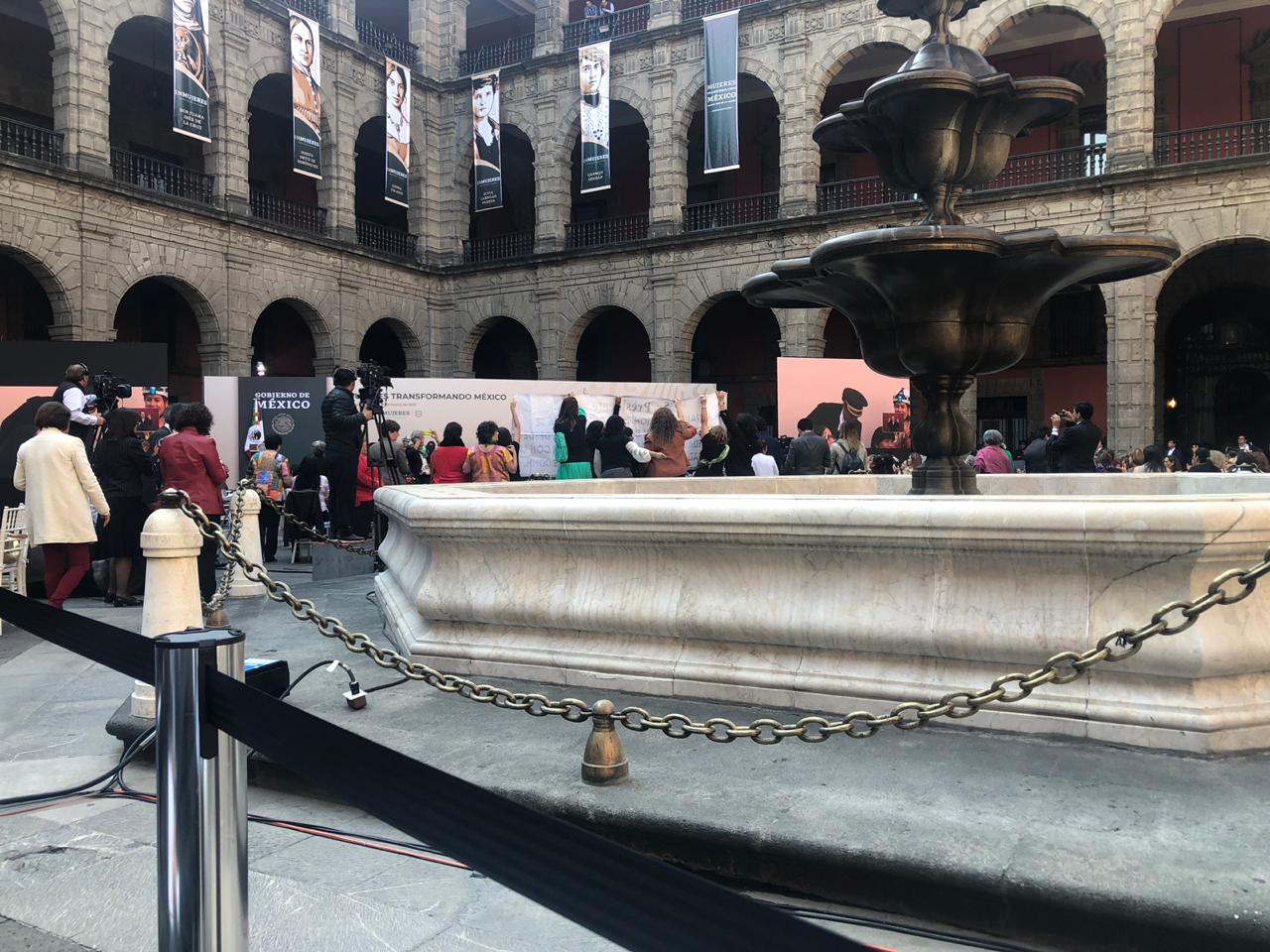 Un grupo de mujeres protesta en Palacio Nacional, donde se lleva a cabo el encuentro Mujeres Transformando México (Jannet López Ponce)