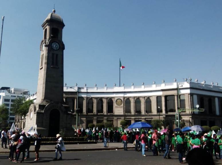Los manifestantes protestan frente al edificio de la Secretaría de Gobernación. | Orlando Zamora Ibañez