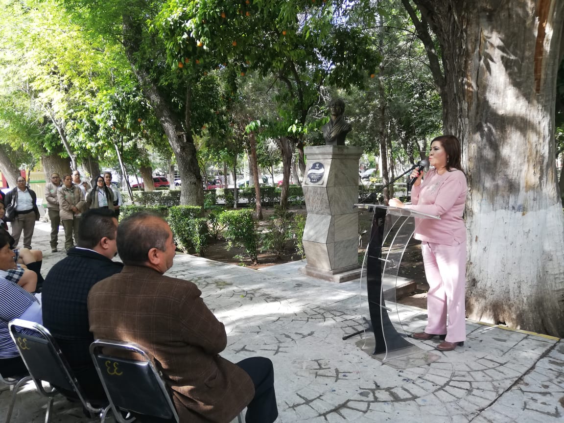Se realizó una ofrenda floral en el monumento de Hermelinda Galindo de Topete, impulsora de la igualdad de los derechos políticos. (Adriana Magallanes