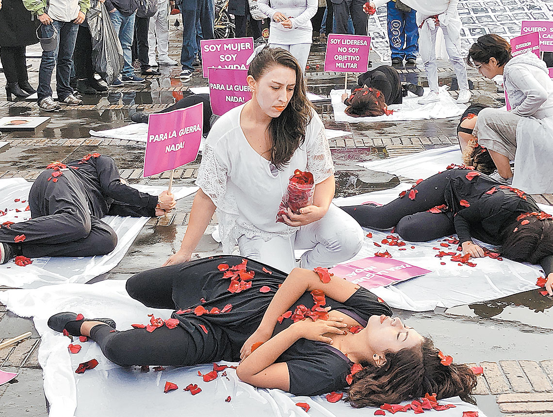 Pétalos rojos se esparcen sobre mujeres enlutadas. (Especial)