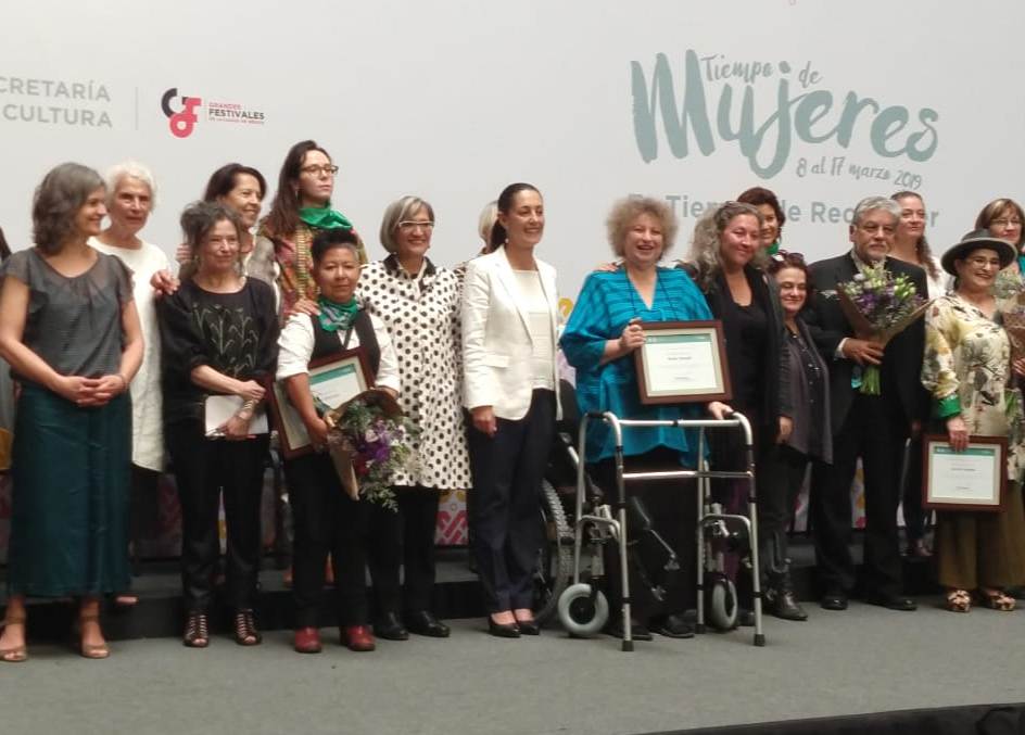 Sheinbaum entregó reconocimientos a 15 mujeres artistas. | Alberto Valiente