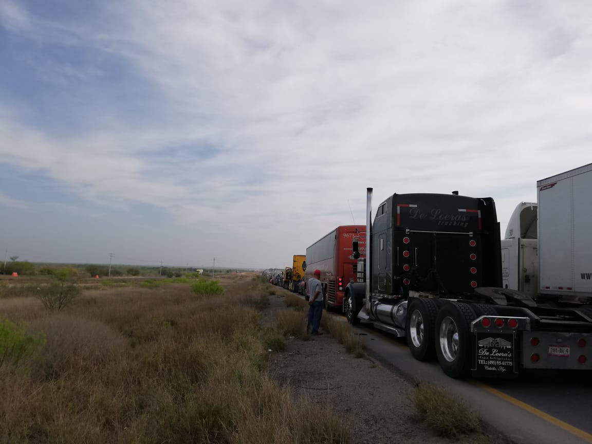 El enfrentamiento provocó que se detuviera la circulación en la carretera.