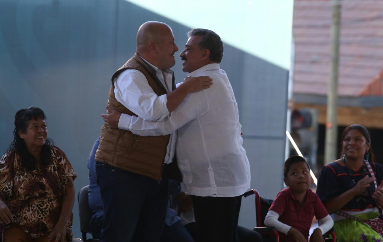 Enrique Alfaro y Carlos Lomelí intercambian abrazos... por orden de AMLO/Octavio Hoyos.