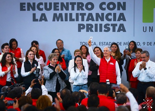 El gobernador refrendó su militancia con la renovación de su credencial. (Especial)