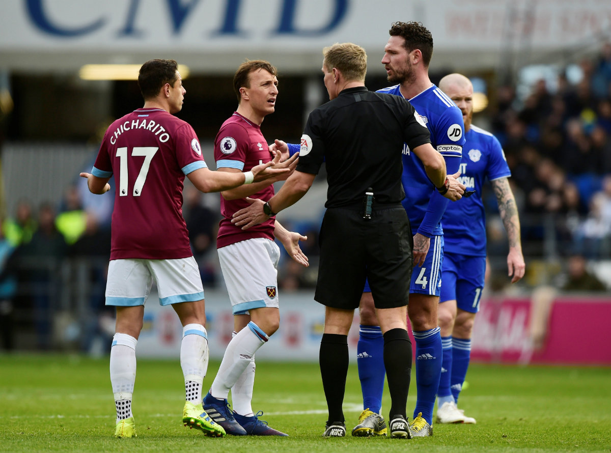 Javier Hernández y el West Ham caen ante el Cardiff City (Reuters)