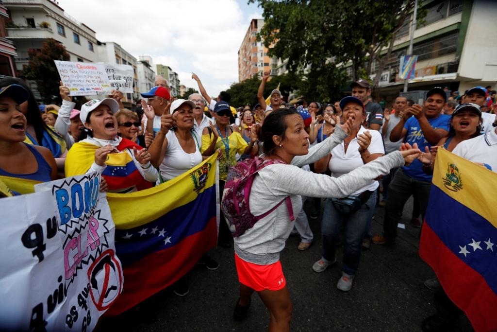 Los opositores a Maduro marchan en el este de Caracas. | AP