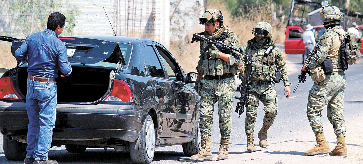 Marinos revisan un automóvil en el poblado de Santa Rosa de Lima. (EFE)