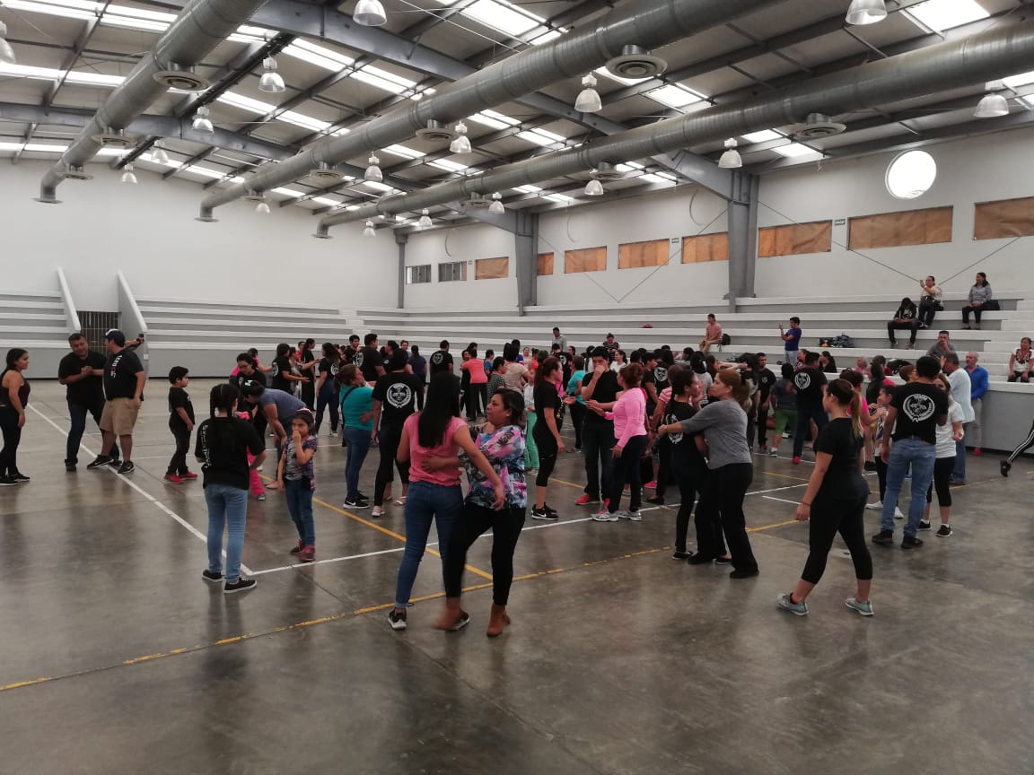 Mujeres toman clases de defensa personal.