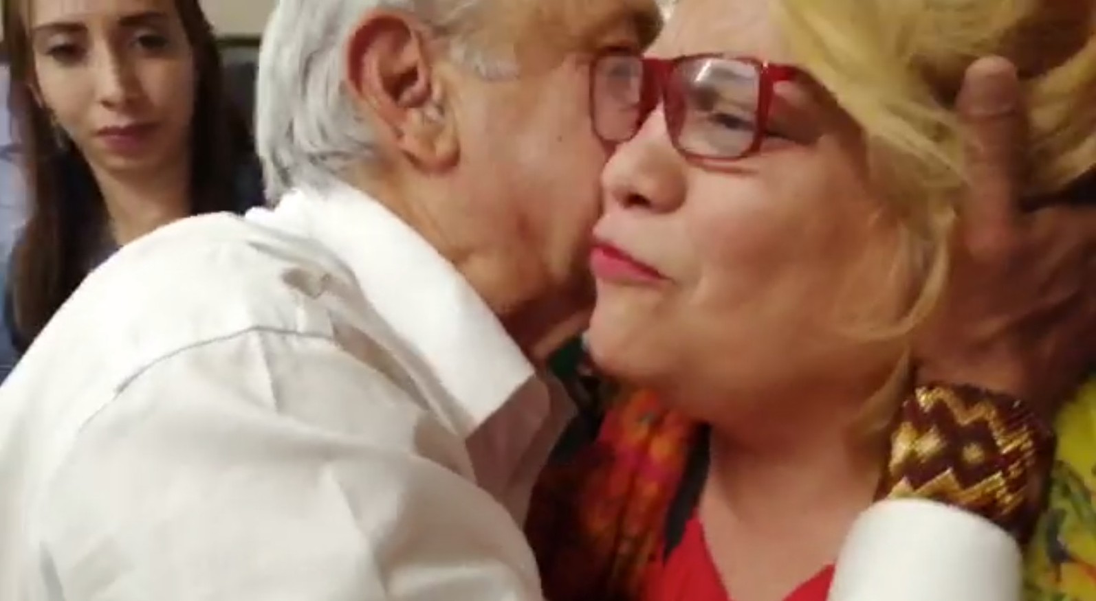 Ante el reclamo de la mujer, AMLO le dio un beso en la mejilla. (Especial)
