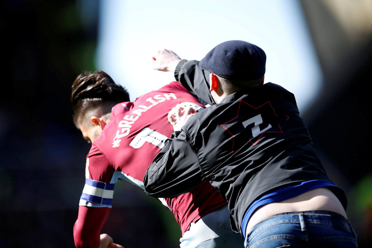 Aficionado agrede a Jack Grealish del Aston Villa (Reuters)