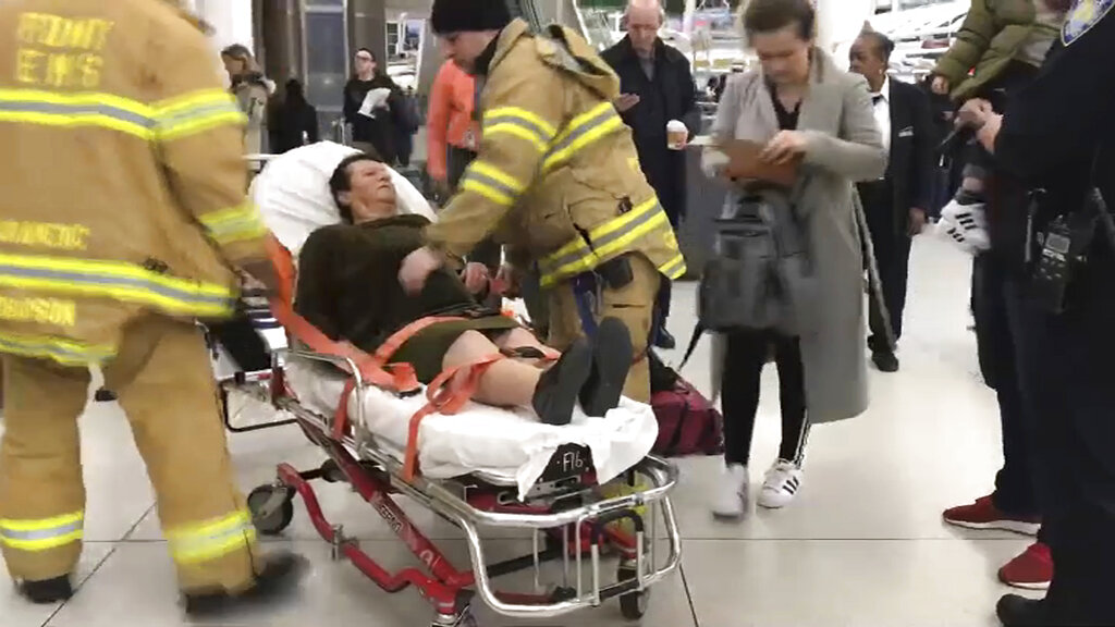 Diez de las personas lesionadas del avión tuvieron que ser trasladadas al hospital (AP)