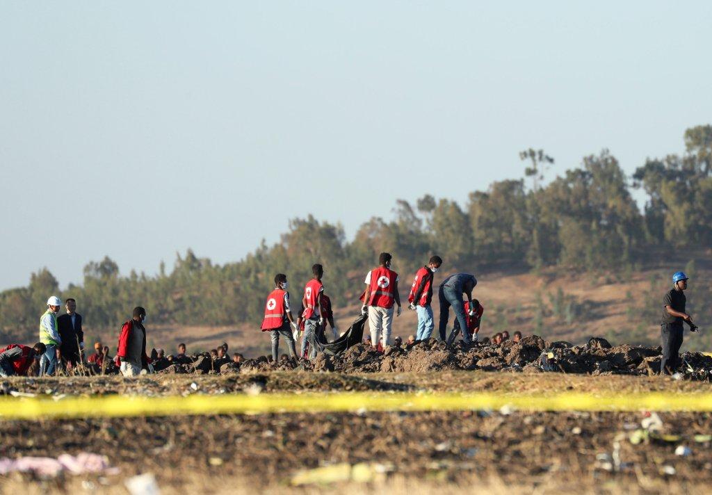 Los equipos de búsqueda y rescate laboran en el área en donde se desplomó el avión de Ethiopian Airlines (Reuters)