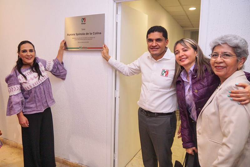 Erika Rodríguez, presidenta del PRI en Hidalgo, con Julio Valera, secretario general. (Cortesía)