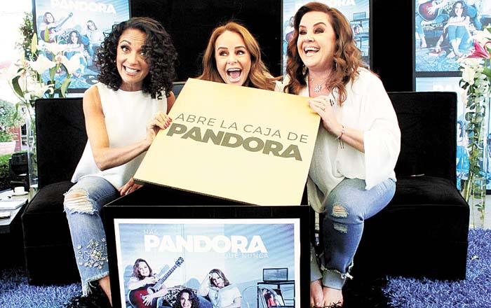 Fernanda, Mayte e Isabel no pierden el asombro ante un nuevo disco. Alfonso Manzano