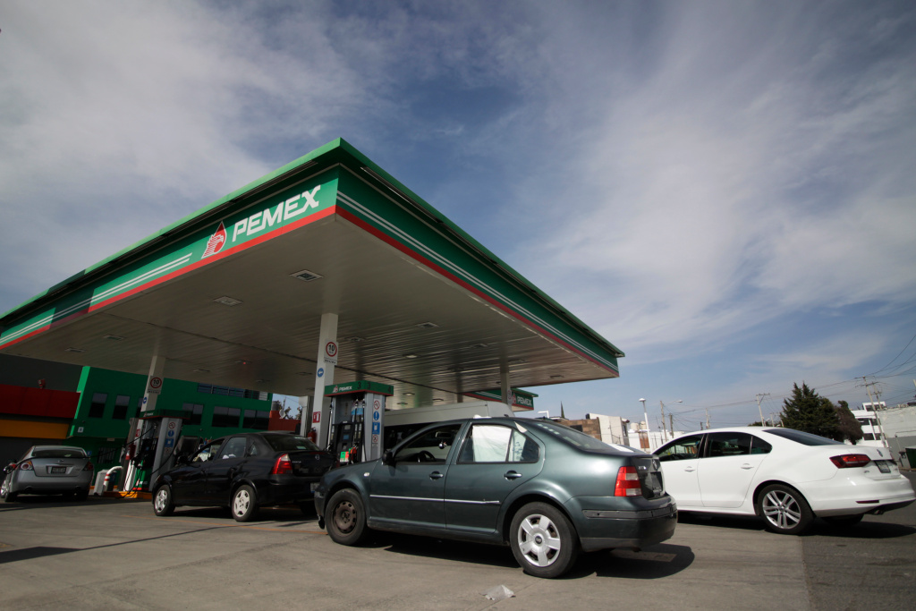 La gasolina  Magna  alcanzó un precio máximo de 19.97 pesos y mínimo de 18.99 pesos (Miguel Romero)