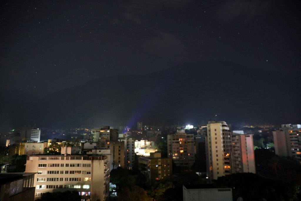 Guaidó dijo que el apagón no fue causado por un sabotaje y apuntó a la desinversión y mala gestión como las causas reales. Reuters