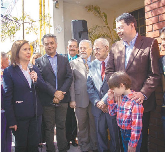 Se develó una placa en el domicilio que habitó junto con su familia.