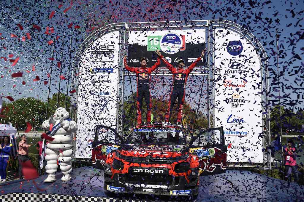 Sébastien Ogir celebra su título del Rally México (AFP)