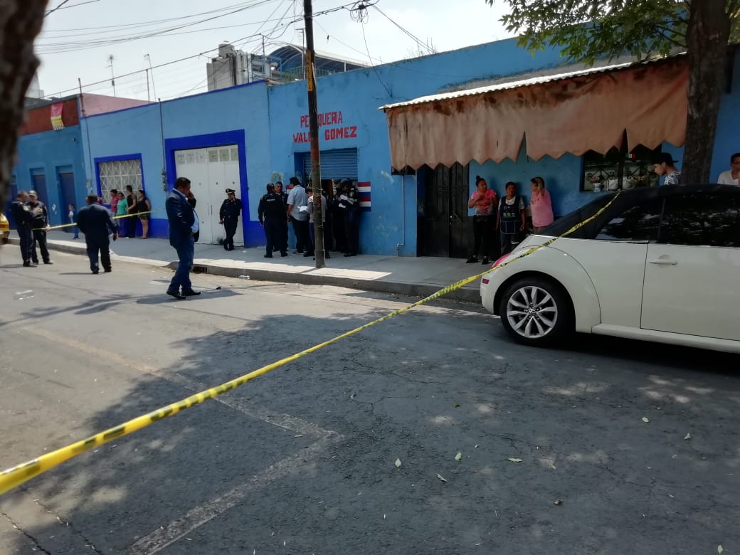 Servicios periciales llegaron al lugar para el levantamiento del cuerpo. (Gabriel Ortega)