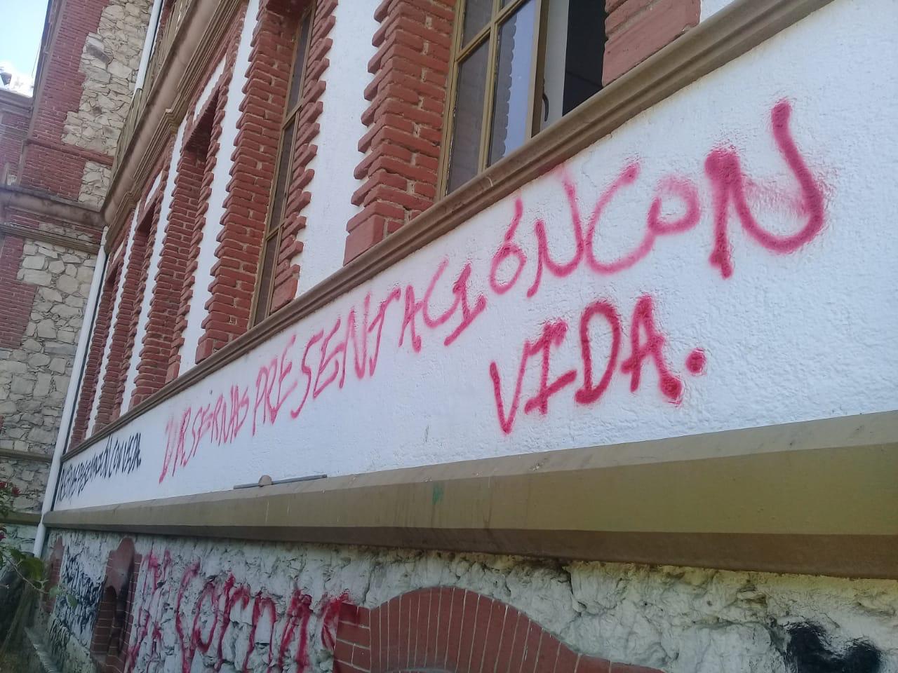Los activistas realizaron pintas en la fachada de la FGE. (Óscar Rodríguez)