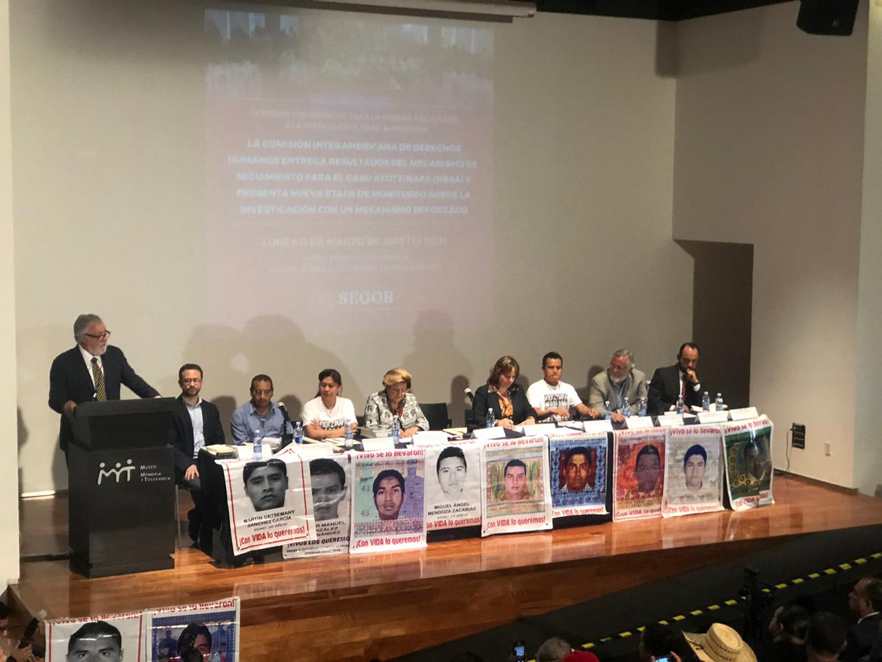 Alejandro Encinas y Esmeralda Arosemena se reunieron con los padres de los 43 normalistas (Blanca Valadez)