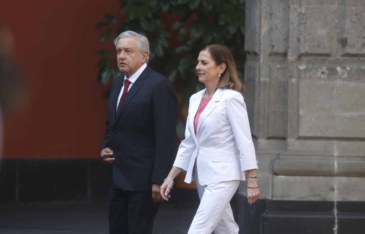 AMLO, acompañado por su esposa, Beatriz Gutiérrez, en Palacio Nacional para su informe a 100 días de gobierno. (Araceli López)
