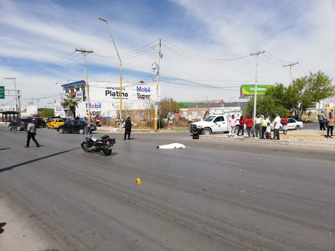 El auto la aventó 20 metros y cayó al pavimento ya sin vida. (Notivox Digital)