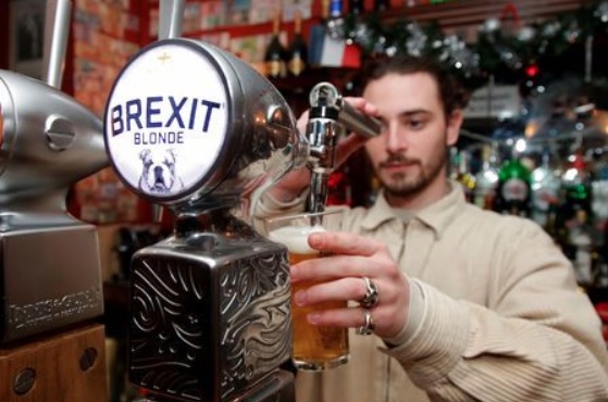 La cerveza Brexit se sirve en un pub de París. (Reuters)