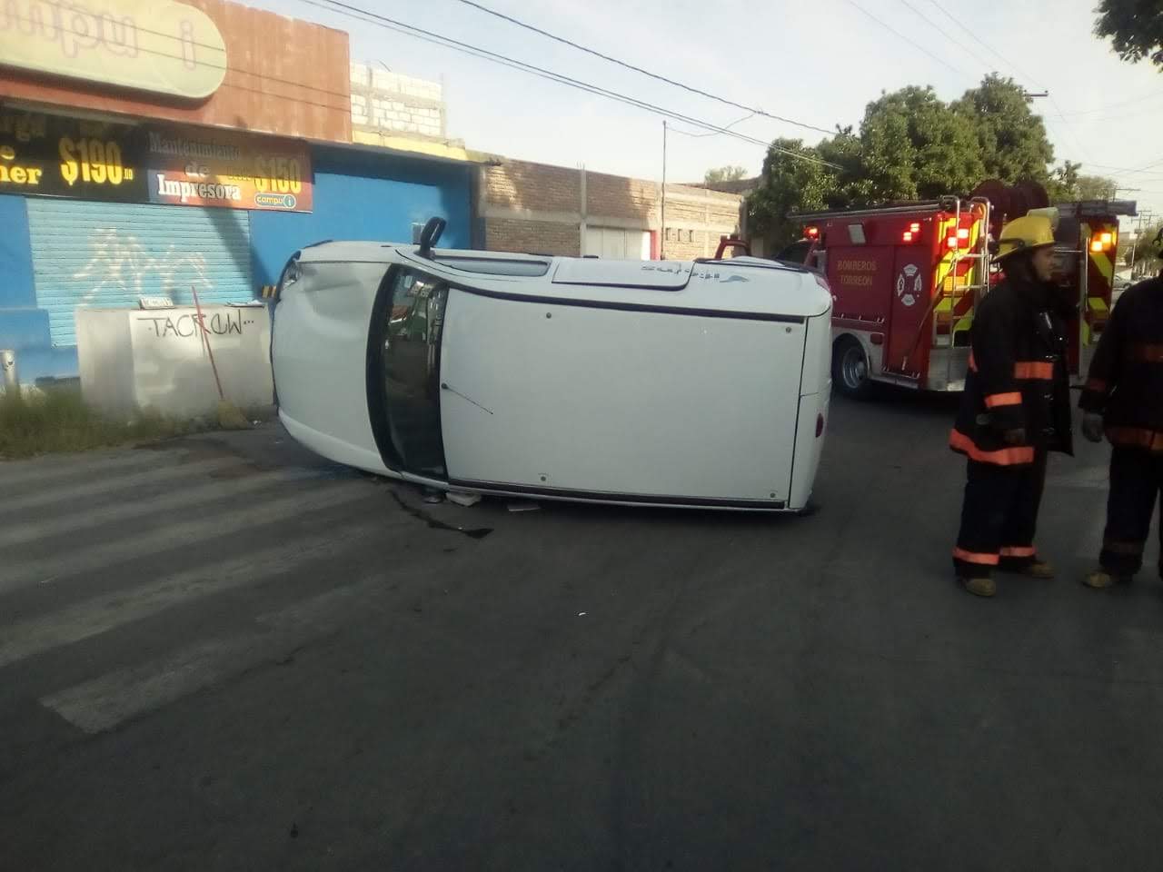 Los conductores involucrados mencionaron que la luz de su semáforo estaba en verde. (Especial)