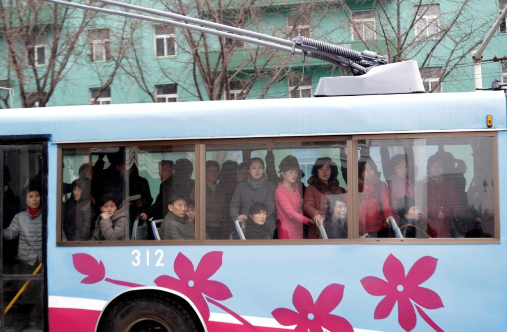 Corea del Norte. Los pasajeros toman el trolebús en Pyongyang, que adornado de flores (AP)