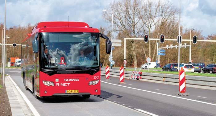 La empresa SolaRoad instaló elementos tecnológicos en el carril exclusivo del autobús en el poblado de Spijkenisse. EFE