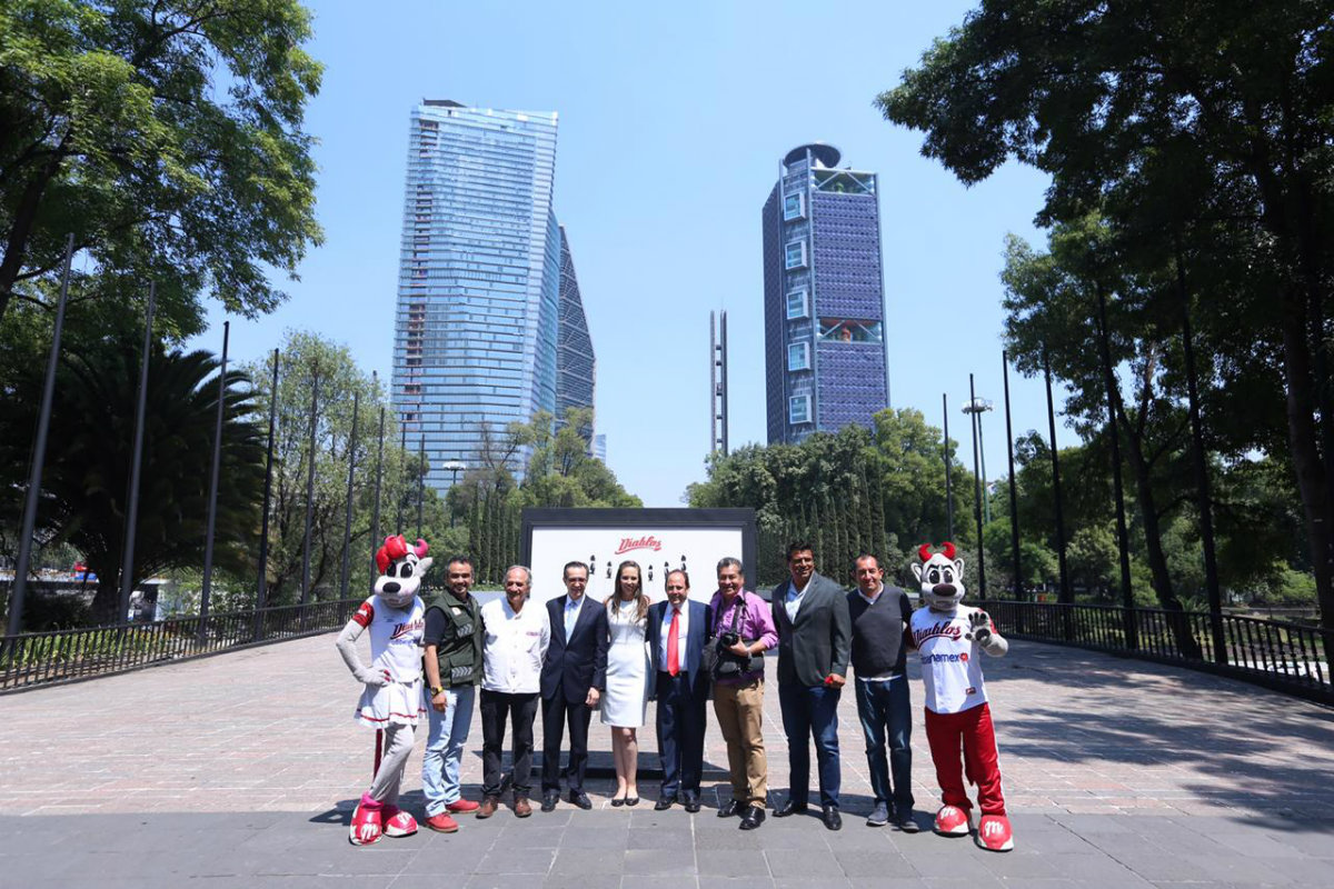 Inauguración de la exposición fotográfica de los Diablos Rojos del México
