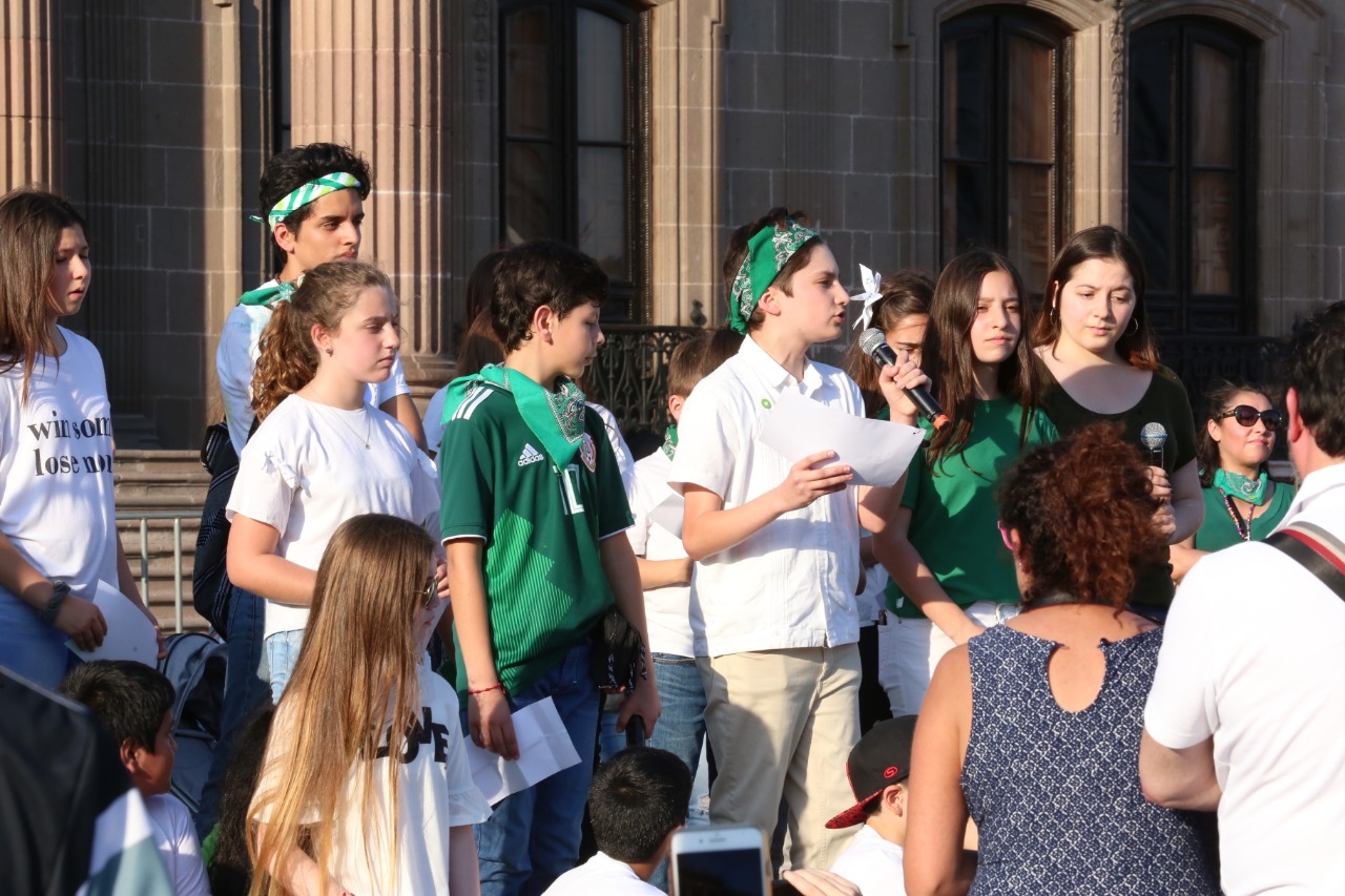 La marcha para pedir un aire limpio que organizaron niños es un llamado de atención, comentaron diputados locales.Foto: Raúl Palacios