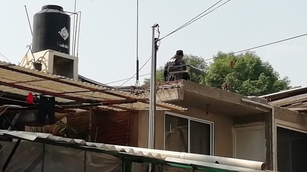De acuerdo con las primeras versiones, el hombre está atrincherado en el baño del domicilio. (Gabriel Ortega)