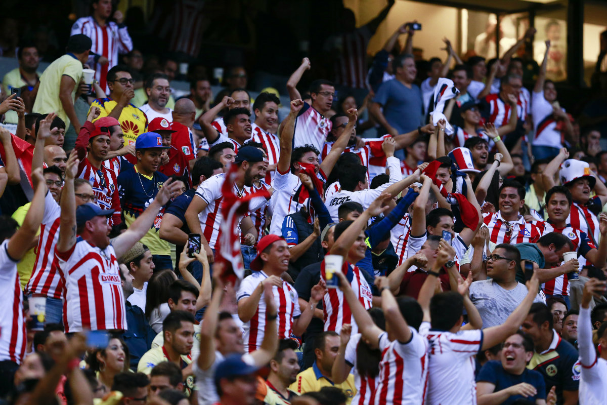 Aficionados de Chivas durante el Clásico Nacional en el Estadio Azteca (Imago7)