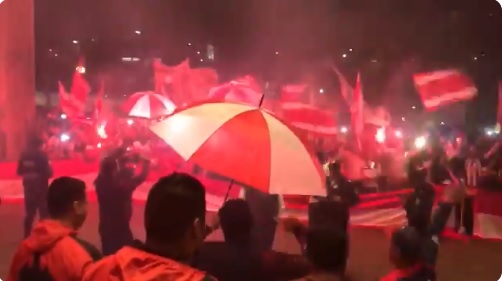 Aficionados de Chivas llevan serenata a hotel de concentración (Especial)