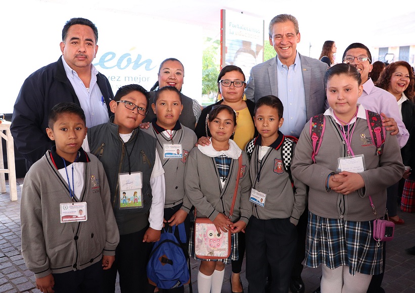 Alumnos de 57 escuelas primarias de León recibieron de manera simbólica kits de robótica
