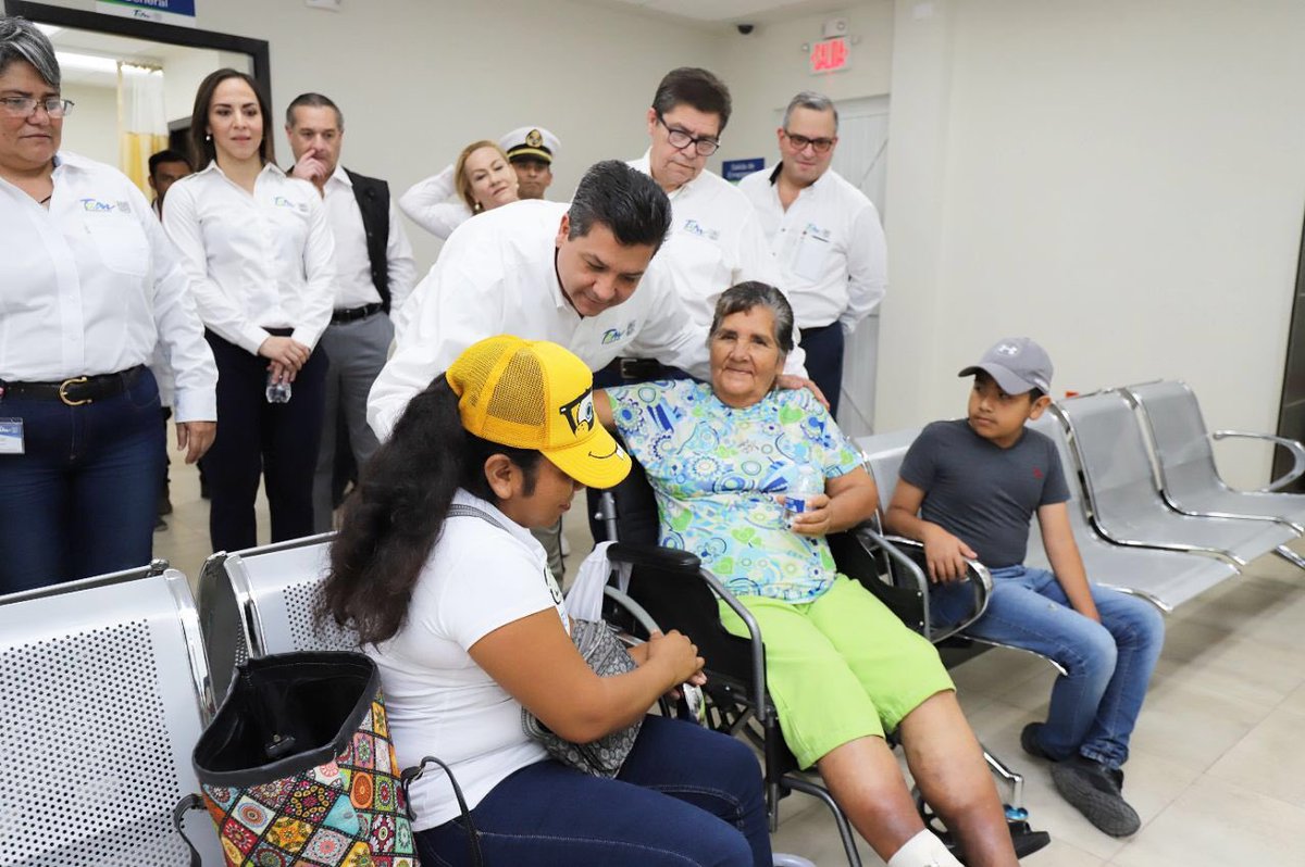 Francisco García Cabeza de Vaca, gobernador de Tamaulipas en la entrega de un Centro de Salud en Altamira.