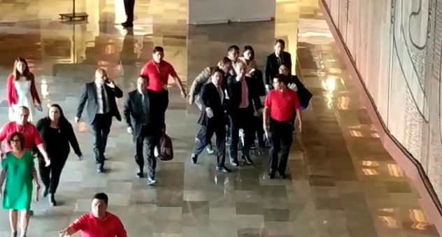 La funcionaria fue trasladada en silla de ruedas al servicio médico de la Cámara de Diputados. (Especial)